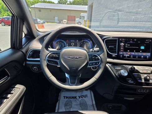 Used 2025 Chrysler Pacifica Select FWD image 34