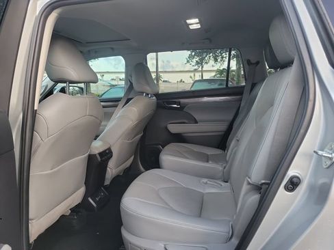 Used 2024 Toyota Highlander Limited FWD image 8