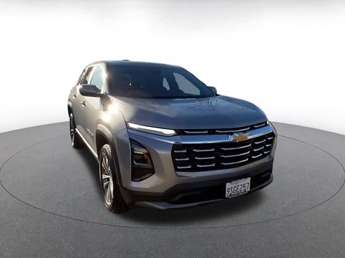 Used 2025 Chevrolet Equinox LT image 3