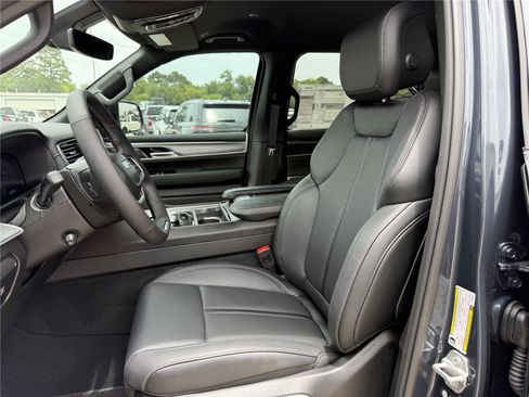 New 2025 Jeep Wagoneer L Series II AWD/4WD image 15