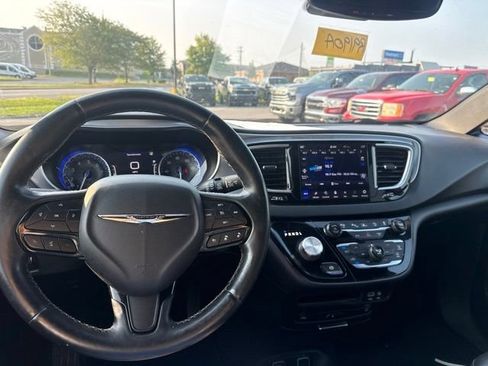 Used 2018 Chrysler Pacifica Touring-L Plus w/ Advanced Safetytec Group FWD image 21