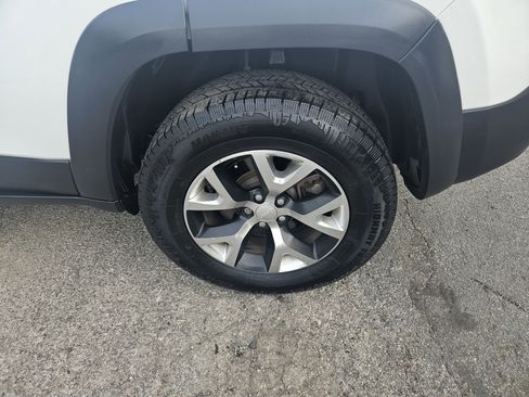 Used 2017 Jeep Cherokee Trailhawk AWD/4WD image 29
