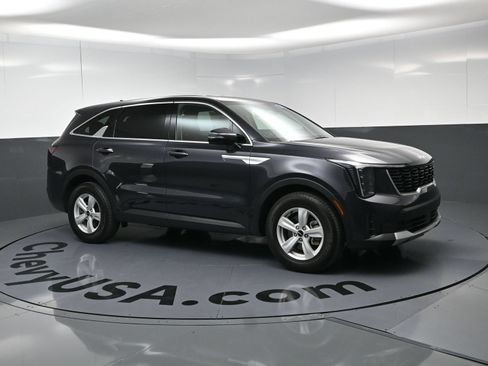 Used 2025 Kia Sorento LX FWD image 2