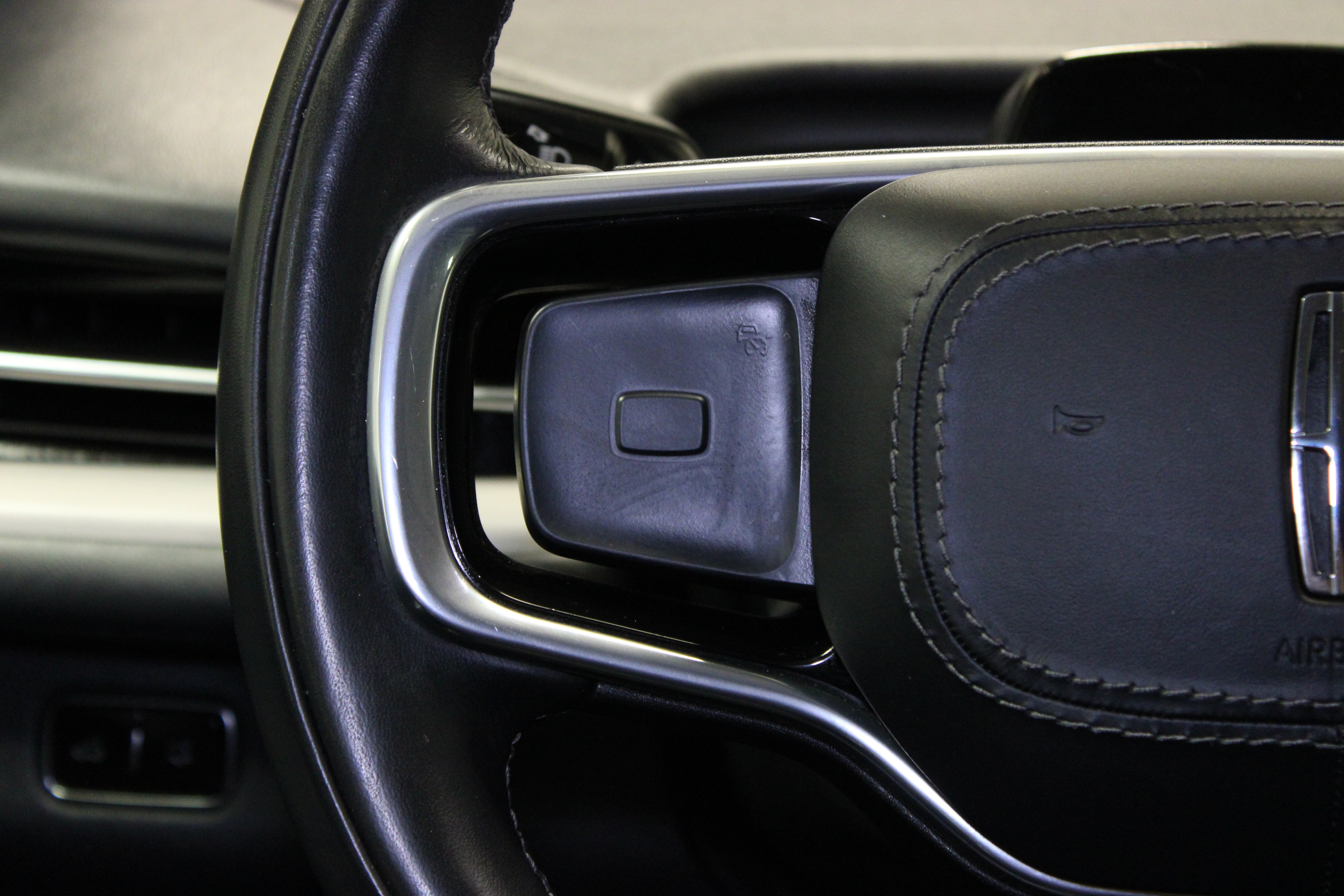 Used 2025 Lincoln Navigator Reserve AWD/4WD image 26