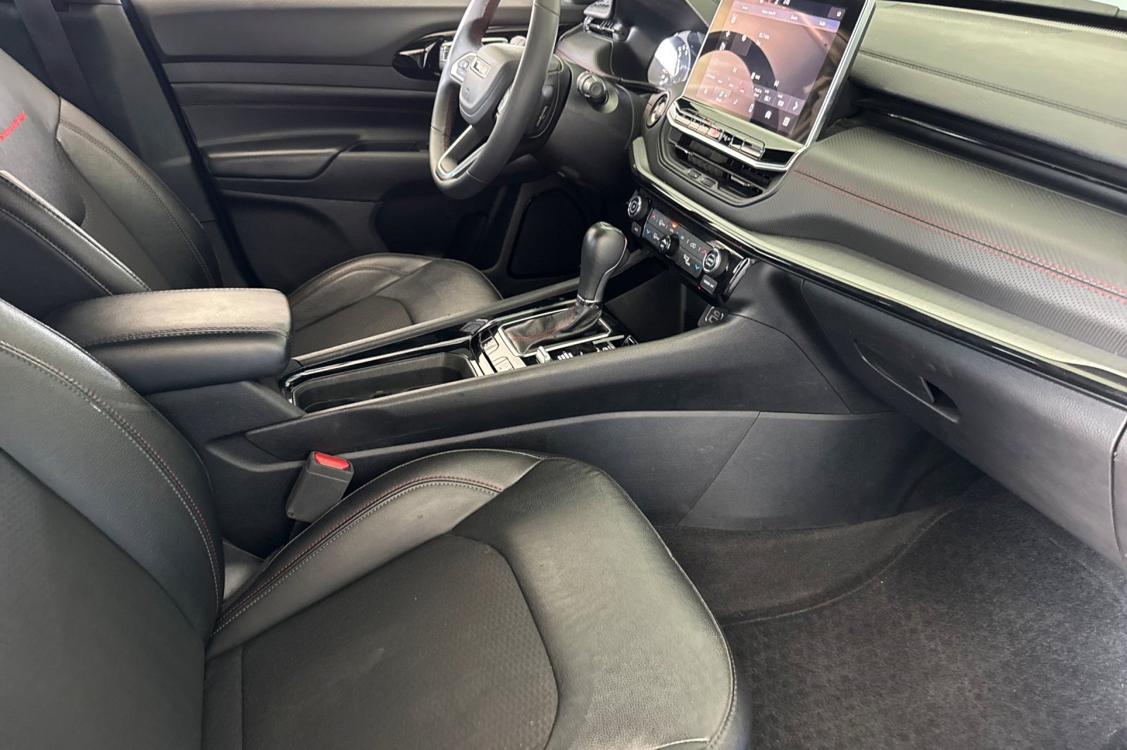 Used 2025 Jeep Compass Trailhawk AWD/4WD image 28