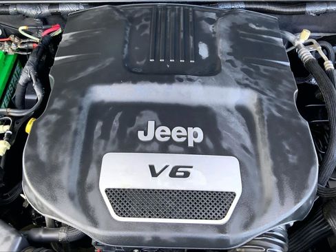 Used 2016 Jeep Wrangler Unlimited Sport w/ Connectivity Group AWD/4WD image 31