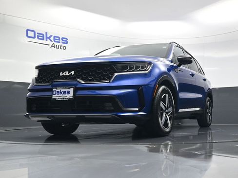 Certified 2022 Kia Sorento EX w/ Panoramic Sunroof Package image 44