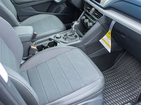 Used 2024 Volkswagen Taos SE image 29