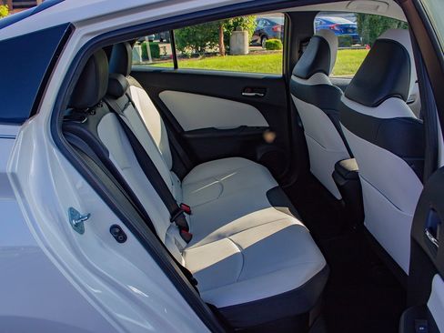 Used 2016 Toyota Prius Four FWD image 17