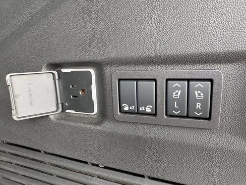 Used 2025 Chevrolet Suburban Premier AWD/4WD image 12