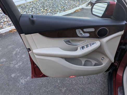 Used 2018 Mercedes-Benz GLC 300 4MATIC image 12