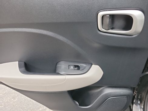 Used 2023 Hyundai Venue SEL image 9