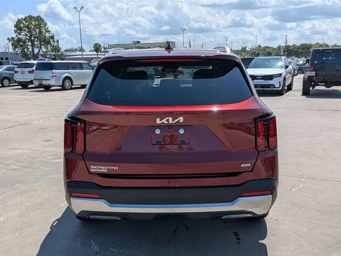 Certified 2025 Kia Sorento S AWD/4WD image 7