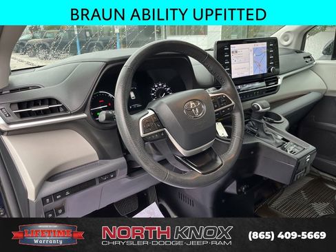 Used 2024 Toyota Sienna XLE w/ XLE Plus Package FWD image 7