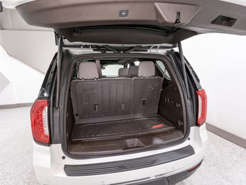 Used 2022 GMC Yukon SLT w/ SLT Luxury Package image 34