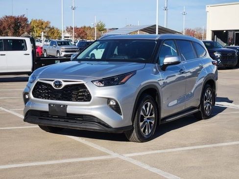 Used 2024 Toyota Highlander XLE image 11