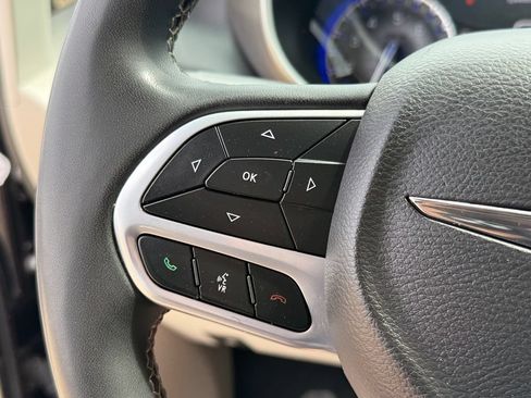 Used 2023 Chrysler Pacifica Touring-L FWD image 16