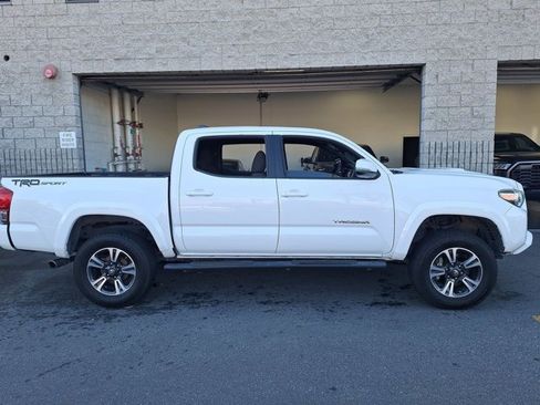Used 2017 Toyota Tacoma TRD Sport w/ Tow Package image 4