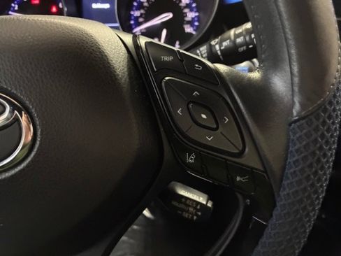 Used 2021 Toyota C-HR XLE image 21