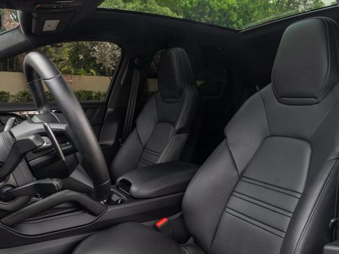 Used 2025 Porsche Cayenne GTS AWD/4WD image 13