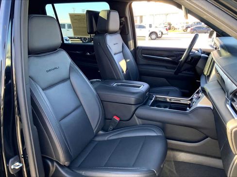 Used 2022 GMC Yukon XL Denali w/ Denali Premium Package image 8