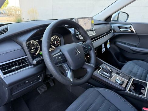 New 2025 Mitsubishi Outlander SE image 18
