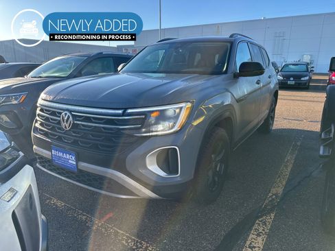 Used 2025 Volkswagen Atlas Peak Edition SE image 1