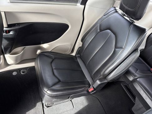 Used 2024 Chrysler Pacifica Touring-L image 12