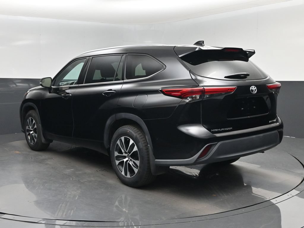 Used 2021 Toyota Highlander XLE AWD/4WD image 4