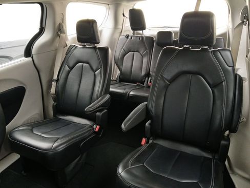 Used 2024 Chrysler Pacifica Touring-L image 22