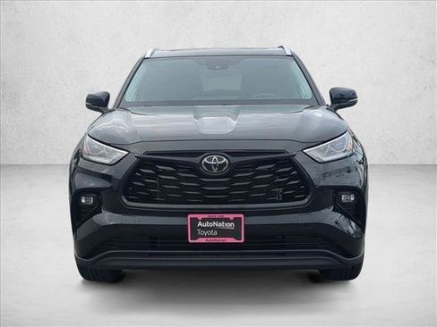 Used 2023 Toyota Highlander Limited image 2