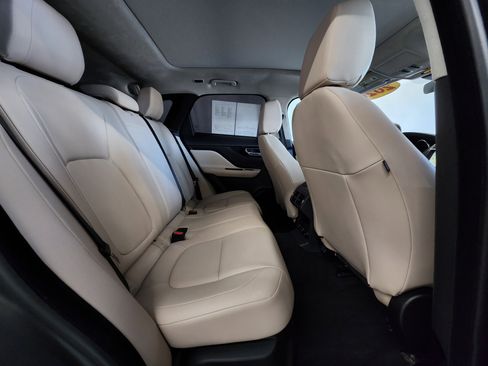 Used 2020 Jaguar F-PACE Premium image 28