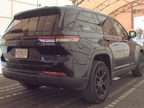 Used 2024 Jeep Grand Cherokee Altitude image 2