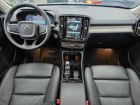 Used 2025 Volvo XC40 B5 Plus image 18