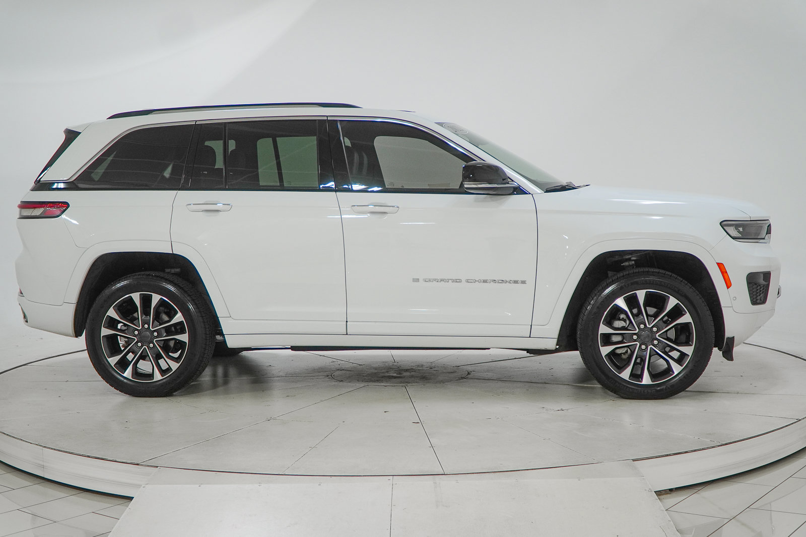 Used 2022 Jeep Grand Cherokee Overland AWD/4WD image 12