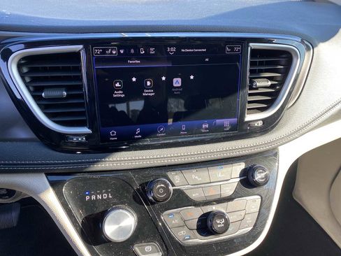 Used 2023 Chrysler Pacifica Touring-L image 16