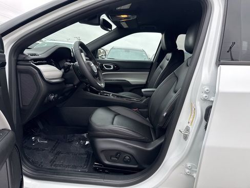 Certified 2025 Jeep Compass Limited image 17