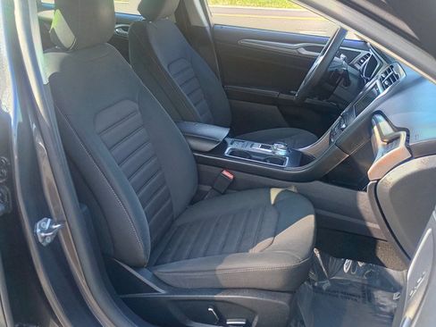 Used 2017 Ford Fusion SE w/ Fusion SE Technology Package FWD image 21