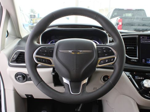 Used 2023 Chrysler Pacifica Limited image 11