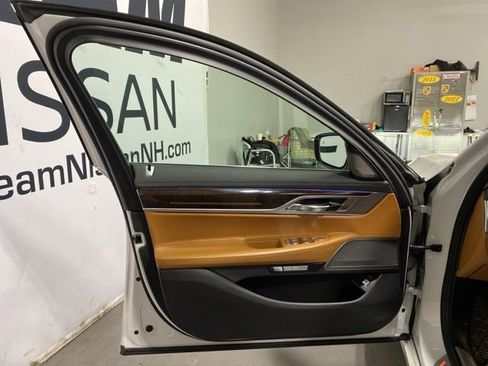 Used 2016 BMW 750i xDrive image 9