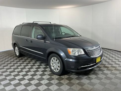 Used 2013 Chrysler Town & Country Touring image 3