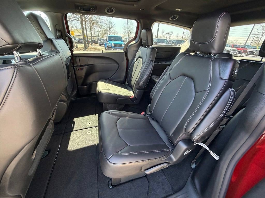 New 2026 Chrysler Pacifica Select FWD image 12