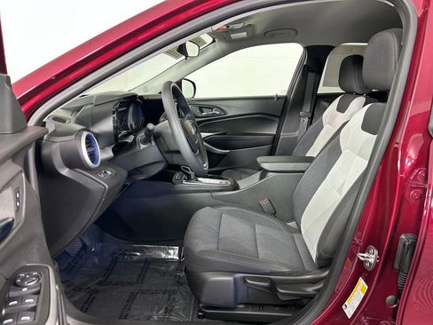 Used 2024 Chevrolet Trax LS w/ LS Convenience Package FWD image 11