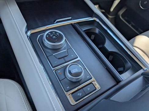 Used 2024 Ford Expedition Platinum image 23