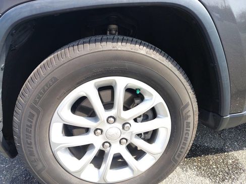 Used 2021 Jeep Grand Cherokee Laredo X image 7