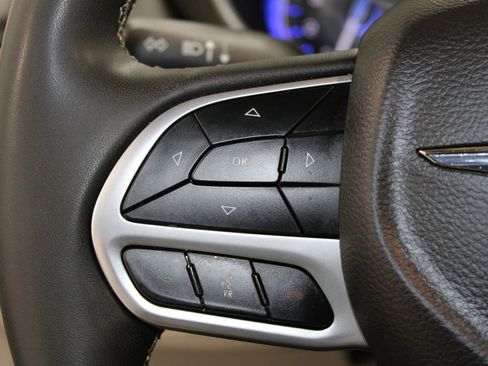 Used 2024 Chrysler Pacifica Touring-L image 43