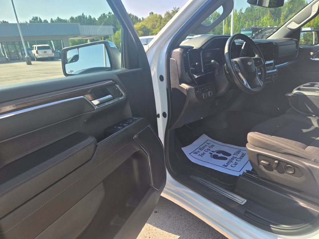 Used 2024 Chevrolet Silverado 1500 LT AWD/4WD image 6