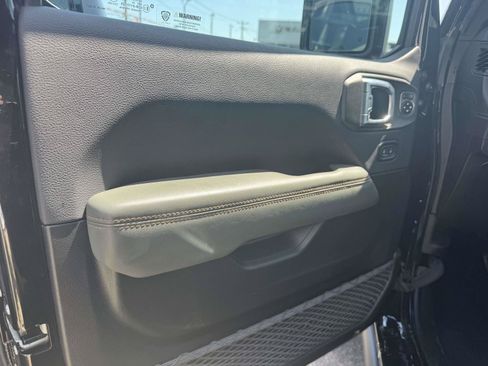 Used 2024 Jeep Gladiator Mojave AWD/4WD image 16