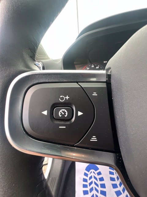 Used 2020 Volvo XC40 T4 Momentum FWD image 11