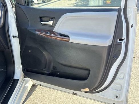 Used 2020 Toyota Sienna Limited Premium image 8